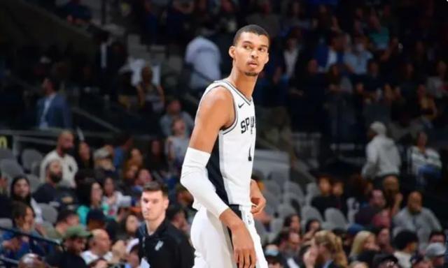 pg电子-穿裆过人+空中背后传球！文班亚马肆意展现天赋